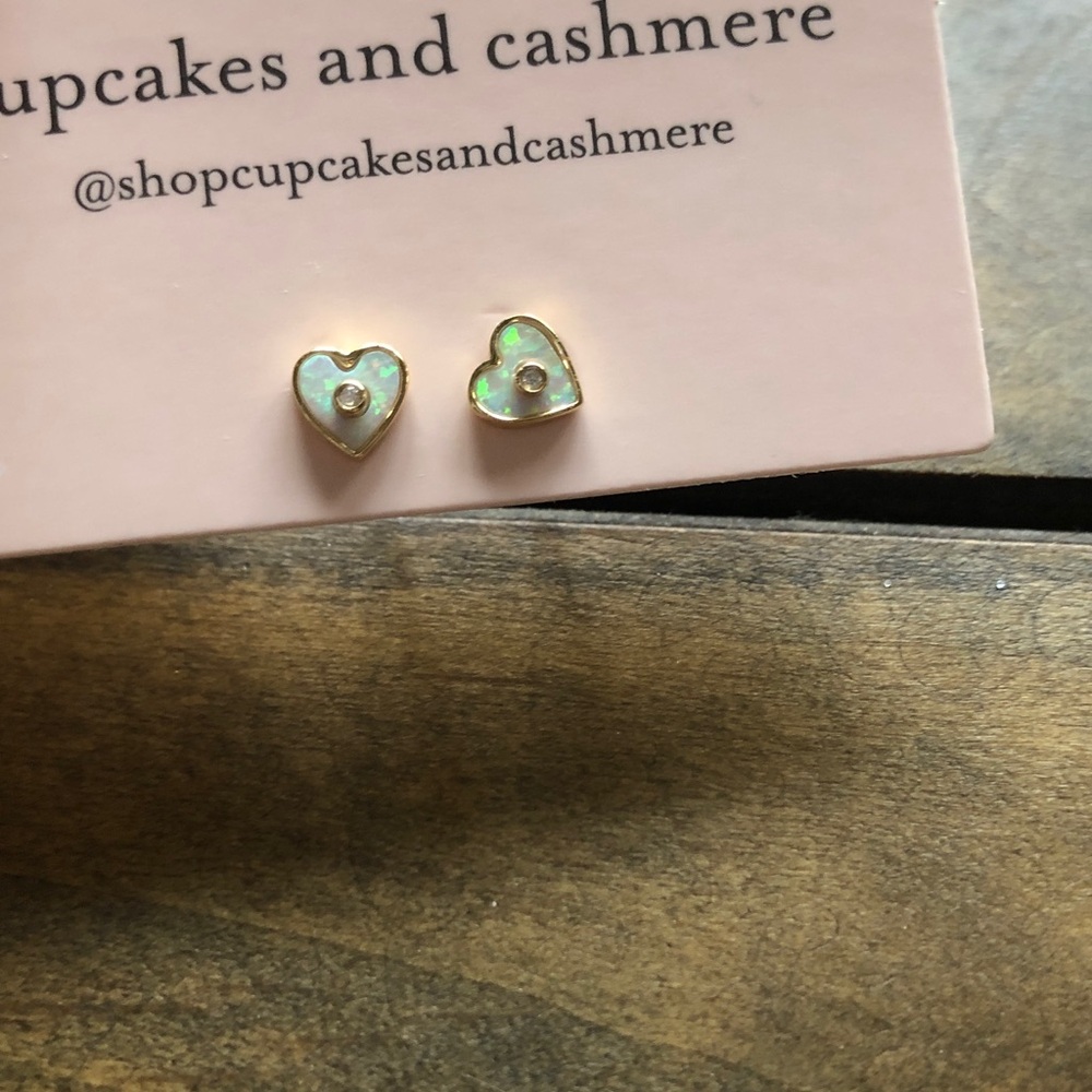 Cupcakes & Cashmere Iridescent Heart Earrings The Romy brand new - Picture 2 of 3